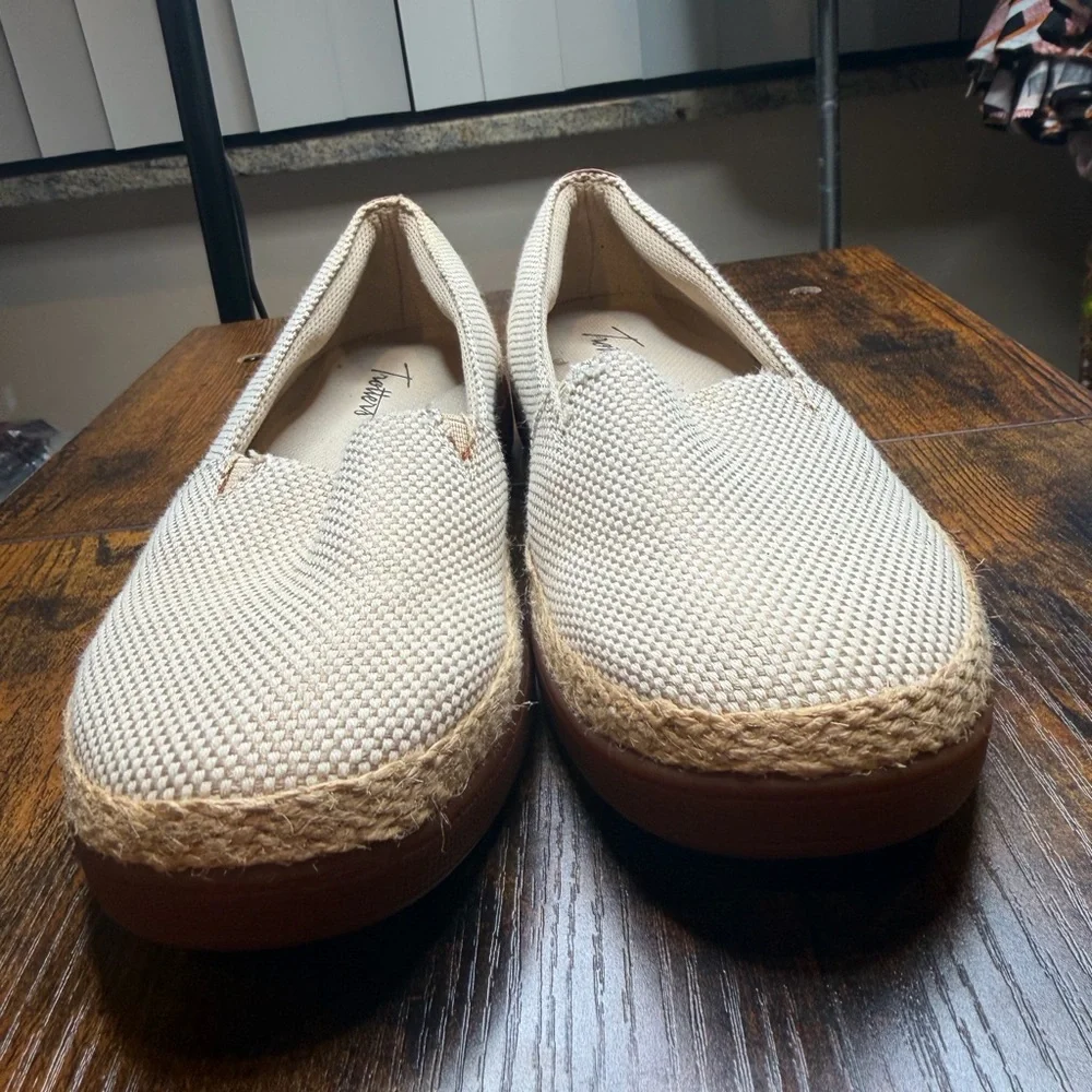 Trotters Accent Beige espadrille-style slip-on minimalist shoes Size 5.5